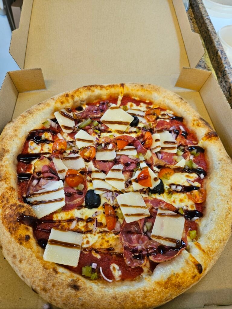 Pizza Corsica : coppa, tomates cerises, oignons rouges et crème de balsamique