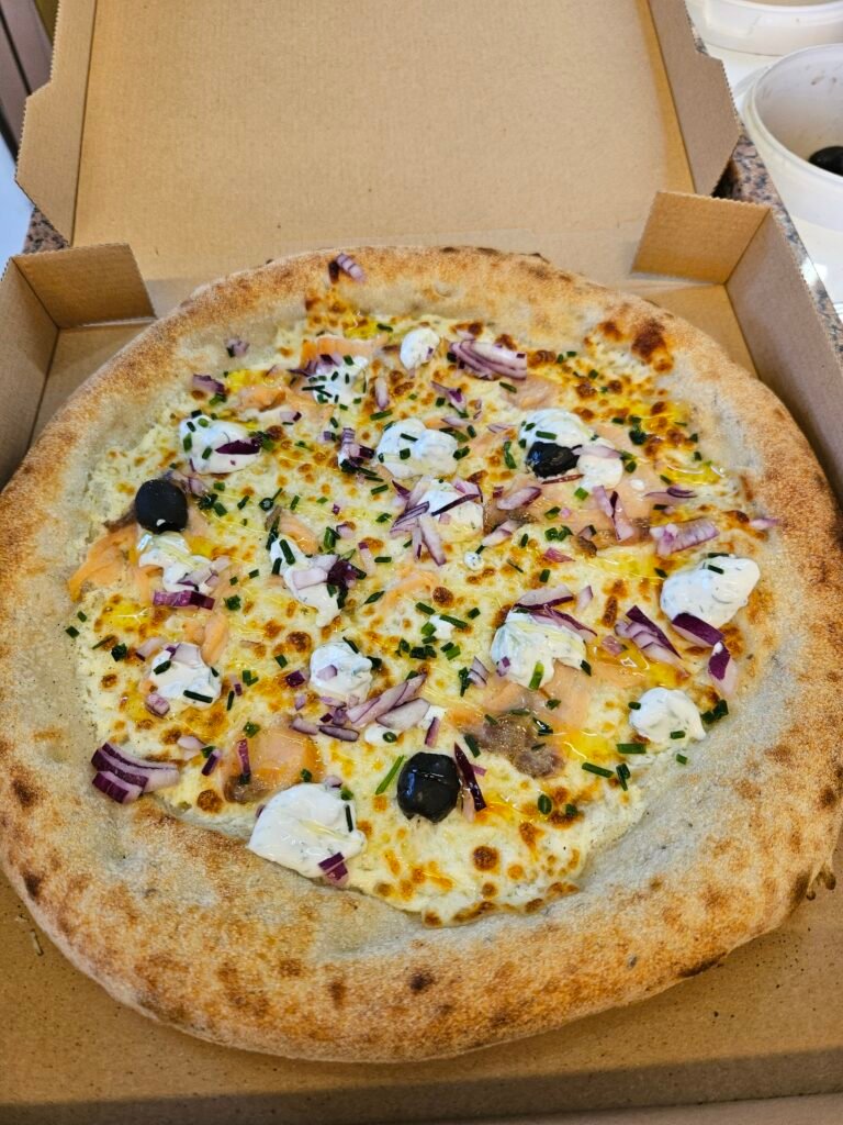 Pizza Boréale : saumon fumé, tzatziki frais, oignons rouges et filet de citron