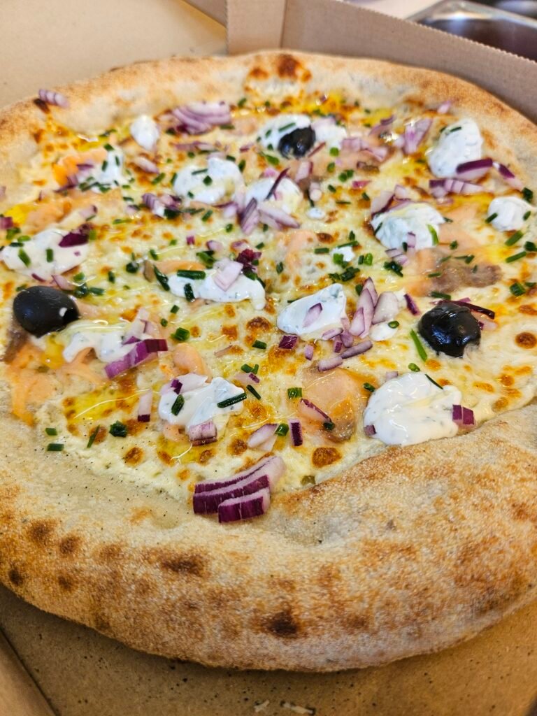 Pizza Boréale au saumon fumé, tzatziki frais et oignons rouges