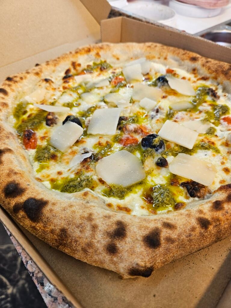 Pizza Genovese : pesto, chèvre frais, tomates cerises et copeaux de parmesan